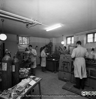 Norra verkstaden 1958, Lasarettet i Lund
Verkstaden vid Lasarettet i Lund. Verkmästare Gunnar Crona längst bort. I övrigt fr. vänster Olle Nilsson 1926-2001 - anställd 1949-1961, Sven-Åke Berglund 1926-2009 - anställd 1951-1961, Gunnar Crona, Ivar Nilsson 1909-1970 - anställd 1957-1970 och främre Lennart Holst 1928-2000 - anställd 1952-1993. Från lasarettets bildarkiv, "gamla bilder". A. N. Instrumentverkstaden, 1958. Från negativ
Nyckelord: Lasarettet;Lund;Universitet;Universitetssjukhus;Instrument;Instrumentmakare;Verkstad;Verkmästare