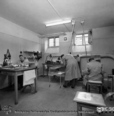 Norra verkstaden 1958, Lasarettet i Lund
Mekaniska verkstaden vid Lasarettet i Lund. Från vänster Lennart Holst 1928-2000 - anställd 1952-1993, sedan troligen Olle Nilsson 1926-2001 - anställd 1949-1961 och Ivar Nilsson 1909-1970 - anställd 1957-1970. Från lasarettets bildarkiv, "gamla bilder". A. N. Instrumentverkstaden, 1958. Från negativ
Nyckelord: Lasarettet;Lund;Verkstad;Verkmästare;Instrumentmakare;Universitet;Universitetssjukhus