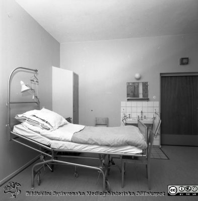 Reumatologiska kliniken 1958, med nybyggd flygel åt öster
Lasarettets bildarkiv, Album "gamla bilder". A. Reum. Klin, mars, 1958. Vårdrum med 1 säng synlig. Från negativ
Nyckelord: Lasarettet;Lund;VÃ¥rdrum;SÃ¤ng;PatientsÃ¤ng;Universitetssjukhus;Universitet;Reumatologi;Klinik