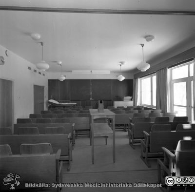 Föreläsningssalen på den nybyggda reumatologiska kliniken i Lund, mars 1958
Lasarettets bildarkiv, Album "gamla bilder". A. Reum. Klin, mars, 1958. Föreläsningssal. Från negativ
Nyckelord: Lasarettet;Lund;Universitet;Universitetssjukhus;Reumatologi;Klinik;Föreläsningssal;Undervisning