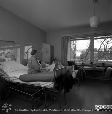 Reumatologiska kliniken 1958, med nybyggd flygel åt öster
Lasarettets bildarkiv, Album "gamla bilder". A. Reum. Klin, mars, 1958. 4-bäddars kvinnlig vårdsal med snedtak. Utsikt mot universitetsbiblioteket. Från negativ
Nyckelord: Lasarettet;Lund;Universitet;Universitetssjukhus;Vårdrum;Klinik;Reumatologi;Rheumatologi