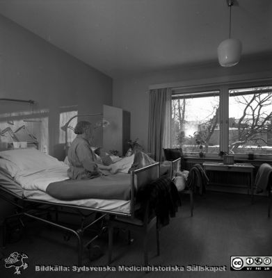 Vårdrum på den nybyggda delen av reumatologiska kliniken 1958
Lasarettets bildarkiv, Album "gamla bilder". A. Reum. Klin, mars, 1958. 4-bäddars kvinnlig vårdsal. Utsikt mot universitetsbiblioteket. Från negativ
Nyckelord: Lasarettet;Lund;Universitet;Universitetssjukhus;Vårdrum;Klinik;Reumatologi