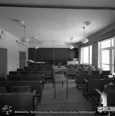 Reumatologiska kliniken 1958, med nybyggd flygel åt öster
Lasarettets bildarkiv, Album "gamla bilder". A. Reum. Klin, mars, 1958.	Föreläsningssal. Från negativ
Nyckelord: Lasarettet;Lund;Universitet;Universitetssjukhus;Föreläsningssal;Undervisning;Klinik;Reumatologi;Rheumatologi