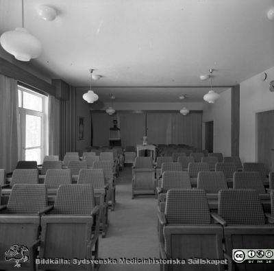 Föreläsningssalen på den nybyggda delen av reumatologiska kliniken 1958
Lasarettets bildarkiv, Album "gamla bilder". A. Reum. Klin, mars, 1958. Föreläsningssalen sedd från föreläsarens sida. Från negativ
Nyckelord: Lasarettet;Lund;Universitet;Universitetssjukhus;Reumatologi;Klinik;Föreläsningssal;Undervisning