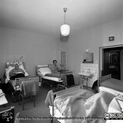 Reumatologiska kliniken 1958, med nybyggd flygel åt öster
Lasarettets bildarkiv, Album "gamla bilder". A. Reum. Klin, mars, 1958. 4-bäddars kvinnlig vårdsal. Från negativ
Nyckelord: Lasarettet;Lund;Universitet;Universitetssjukhus;Reumatologi;Klinik;Vårdsal;Kvinnor;Kvinnlig;Fyrbädds