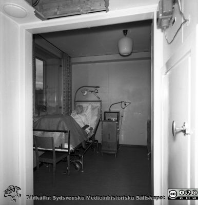 Vårdrum på den nybyggda delen av reumatologiska kliniken 1958
Lasarettets bildarkiv, Album "gamla bilder". A. Reum. Klin, mars, 1958. Manligt vårdrum med 1 säng synlig. Från negativ.
Nyckelord: Lasarettet;Lund;Universitet;Universitetssjukhus;Reumatologi;Klinik;Vårdrum