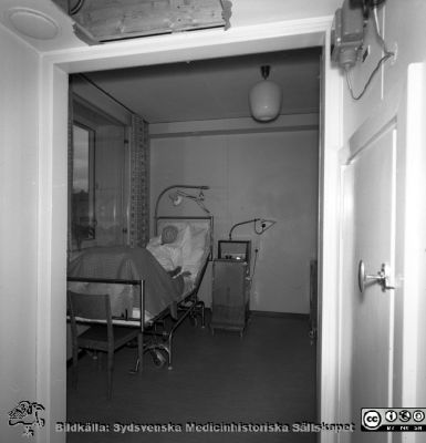 Vårdrum på den nybyggda delen av reumatologiska kliniken 1958
Lasarettets bildarkiv, Album "gamla bilder". A. Reum. Klin, mars, 1958. Manligt vårdrum med 1 säng synlig. Från negativ
Nyckelord: Lasarettet;Lund;Universitet;Universitetssjukhus;Reumatologi;Klinik;Vårdsal