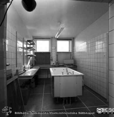 Reumatologiska kliniken 1958, med nybyggd flygel åt öster
Lasarettets bildarkiv, Album "gamla bilder". A. Reum. Klin, mars, 1958. Badavdelning i källaren. Från negativ
Nyckelord: Lasarettet;Lund;Universitet;Universitetssjukhus;Reumatologisk;Rheumatologisk;Klinik;Bad;Badavdelning