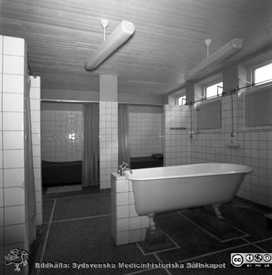 Reumatologiska kliniken 1958, med nybyggd flygel åt öster
Lasarettets bildarkiv, Album "gamla bilder". A. Reum. Klin, mars, 1958. Badavdelning med vilhytter. Från negativ
Nyckelord: Lasarettet;Lund;Universitet;Universitetssjukhus;Reumatologisk;Rheumatologisk;Klinik;Bad;Badavdelning;Vilhytter