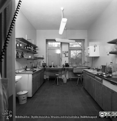 Reumatologiska kliniken 1958, med nybyggd flygel åt öster
Lasarettets bildarkiv, Album "gamla bilder". A. Reum. Klin, mars, 1958. Laboratorium. Från negativ
Nyckelord: Lasarettet;Lund;Universitet;Universitetssjukhus;Reumatologi;Klinik;Laboratorium