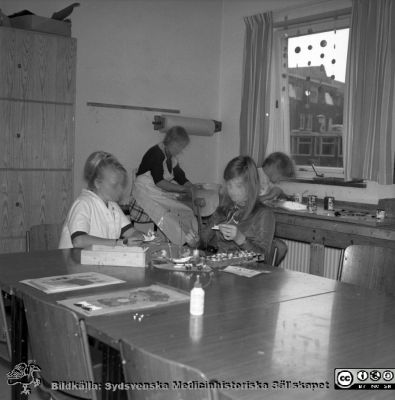 Arbetsterapi på barnpsykiatriska kliniken 1969
Pärm "Div. tagningar 1960 och t.v. Lasarettsexteriörer". Div. tagningar, 1960 och t.v. Barnpsyk. kliniken, arbetsterapiavd. 7/10, 1969. Från negativ.
Nyckelord: Lasarettet;Lund;Universitet;Universitetssjukhus;Barnpsykiatri;Arbetsterapi