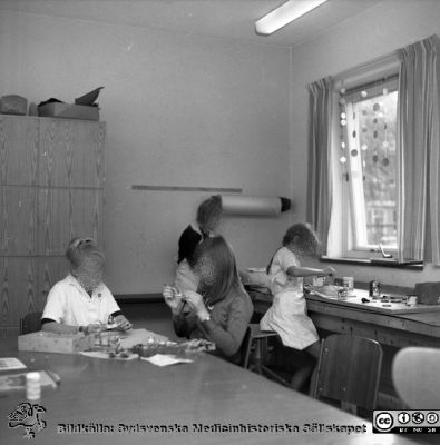 Arbetsterapi på barnpsykiatriska kliniken 1969
Pärm "Div. tagningar 1960 och t.v.	Lasarettsexteriörer". Div. tagningar, 1960 och t.v. Barnpsyk. kliniken, arbetsterapiavd. 7/10, 1969. Från negativ.
Nyckelord: Lasarettet;Lund;Universitet;Universitetssjukhus;Barnpsykiatri;Arbetsterapi