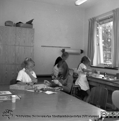 Arbetsterapi på barnpsykiatriska kliniken 1969
Pärm "Div. tagningar 1960 och t.v. Lasarettsexteriörer". Div. tagningar, 1960 och t.v. Barnpsyk. kliniken, arbetsterapiavd. 7/10, 1969. Från negativ.
Nyckelord: Lasarettet;Lund;Universitet;Universitetssjukhus;Barnpsykiatri;Arbetsterapi