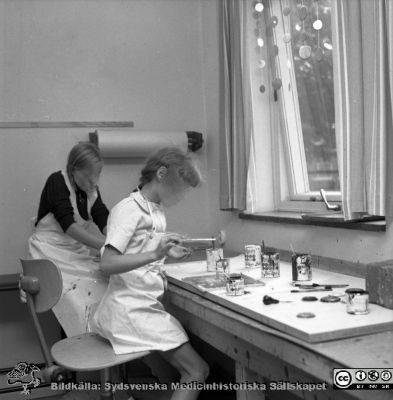 Arbetsterapi på barnpsykiatriska kliniken 1969
Pärm "Div. tagningar 1960 och t.v. Lasarettsexteriörer". Div. tagningar, 1960 och t.v. Barnpsyk. kliniken, arbetsterapiavd. 7/10, 1969. Från negativ.
Nyckelord: Lasarettet;Lund;Universitet;Universitetssjukhus;Barnpsykiatri;Arbetsterapi