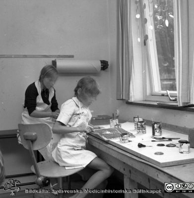 Arbetsterapi på barnpsykiatriska kliniken 1969
Pärm "Div. tagningar 1960 och t.v. Lasarettsexteriörer". Div. tagningar, 1960 och t.v. Barnpsyk. kliniken, arbetsterapiavd. 7/10, 1969. Från negativ.
Nyckelord: Lasarettet;Lund;Universitet;Universitetssjukhus;Barnpsykiatri;Arbetsterapi