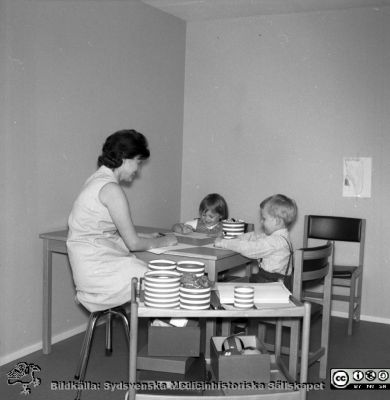 Lektest på barnavårdscentral
Pärm "Div. tagningar, 1960 och t.v." Barnavårdscentral på Klostergården i Lund. Lektest. Från negativ.
Nyckelord: Lund;Barnavårdscentral;BVC;Klostergården;Mottagning;Barnavård;Hälsovård;Test