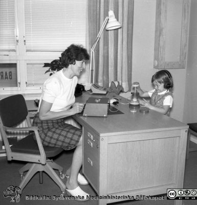 Hörselprov på barnavårdscentral
Pärm "Div. tagningar, 1960 och t.v." Barnavårdscentral på Klostergården i Lund. Lekaudiometri. Från negativ.
Nyckelord: Lund; Barnavårdscentral; BVC; Klostergården; Mottagning; Barnavård; Hälsovård; Test