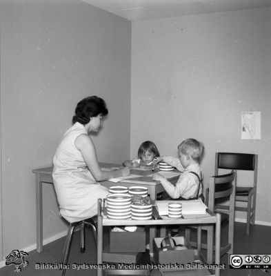 Barnavårdscentral på Klostergården i Lund nära 1970
Pärm "Div. tagningar, 1960 och t.v." Barnavårdscentral på Klostergården i Lund. Lektest. Från negativ.
Nyckelord: Lund;Barnavårdscentral;BVC;Klostergården;Mottagning;Barnavård;Hälsovård;Test