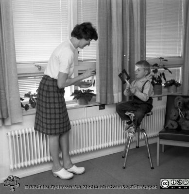Barnavårdscentral på Klostergården i Lund nära 1970
Pärm "Div. tagningar, 1960 och t.v." Barnavårdscentral på Klostergården i Lund. Syntest. Från negativ.
Nyckelord: Lund;Barnavårdscentral;BVC;Klostergården;Mottagning;Barnavård;Hälsovård;Test