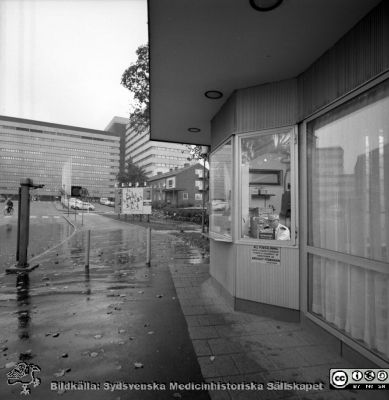 Portvakten vid Getingevägen i regnväder 1970
USiL Pärm "Div. tagningar, 1960 och t.v.". 2 okt 1970. Bilder för "Aktuell information". Portvakten vid Getingevägen. Vy mot C-blocket, nybyggt 1968. Från negativ
Nyckelord: Lund;Lasarettet;Universitetssjukhus;Universitet;Entr;Portvakt;Grind;Blocket
