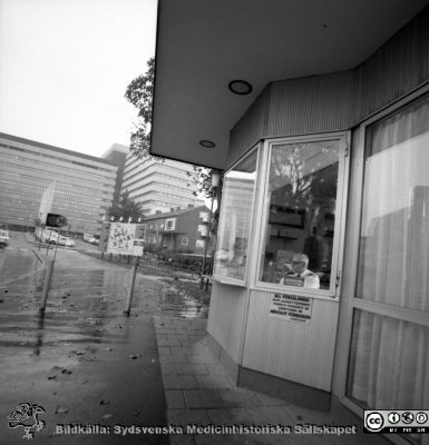 Portvakten vid Getingevägen i regnväder 1970.
USiL Pärm "Div. tagningar, 1960 och t.v.". 2 okt 1970. Bilder för "Aktuell information". Portvakten vid Getingevägen. Vy mot C-blocket, nybyggt 1968. Från negativ
Nyckelord: Lund;Lasarett;Universitet;Universitetssjukhus;Portvakt;Entr;Blocket;Grind
