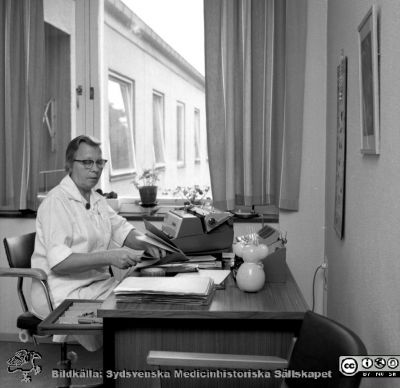 Syster Svea Persson
USiL Pärm "Div. tagningar, 1960 och t.v.". 2 okt 1970. Bilder för "Aktuell information". Syster Svea Persson. Barnkliniken?? Från negativ
Nyckelord: Lund;Lasarett;Universitet;Universitetssjukhus;Sköterska;Barnkliniken