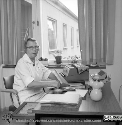 Syster Svea Persson
USiL Pärm "Div. tagningar, 1960 och t.v.". 2 okt 1970. Bilder för "Aktuell information". Syster Svea Persson. Barnkliniken?? Från negativ
Nyckelord: Lund;Lasarett;Universitet;Universitetssjukhus;Sköterska;Barnkliniken