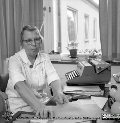 Syster Svea Persson
USiL Pärm "Div. tagningar, 1960 och t.v.". 2 okt 1970. Bilder för "Aktuell information". Syster Svea Persson. Barnkliniken? Från negativ
Nyckelord: Lund;Lasarett;Universitet;Universitetssjukhus;Sköterska;Barnkliniken