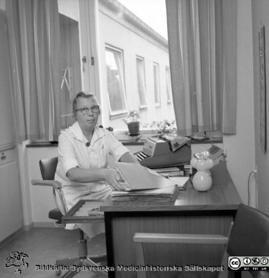 Syster Svea Persson
USiL Pärm "Div. tagningar, 1960 och t.v.". 2 okt 1970. Bilder för "Aktuell information". Syster Svea Persson. Barnkliniken?? Från negativ
Nyckelord: Lund;Lasarett;Universitet;Universitetssjukhus;Sköterska;Barnkliniken