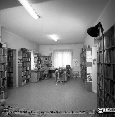 Lasarettsbiblioteket i Lund 1970
Pärm USiL div. tagningar 1960 och t.v. 20 maj 1970. Lasarettsbibliotekets gamla lokaler. Ort klin.
Nyckelord: Lund;Lasarett;Universitet;Universitetssjukhus;Bibliotek;Ortopediska