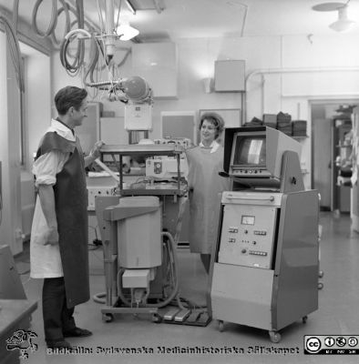 Docent Tord Olin på experimentalröntgen i Lund 1969
Pärm "USiL div. tagningar 1960 och t.v.". Experimentalröntgen 1969. Tord Olin med röntgenassistent Britt Nihlén vid en röntgenapparat med elektronisk bildförstärkare och monitor. Från negativ
Nyckelord: Lund;Lasarett;Universitet;Universitetssjukhus;Rtg;Experimentalröntgen;Angiografi;Kassettväxlare;Bildförstärkare