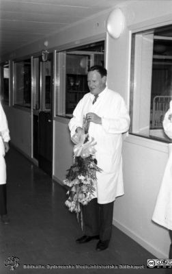 Syster Elna avtackas på barnkliniken avd 5 (neonatalavdelningen) i Lund 28/11 1969
Gunnar Engleson avtackar Syster Elna på barnkliniken avd 5 (neonatalavdelningen) i Lund 28/11 1969.
Nyckelord: Lund;Lasarett;Universitet;Universitetssjukhus;Pediatrik;Barn;Barnklinik;Avtackning