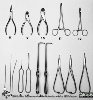 Instrumentsats för uppdukning på centraltandpolikliniken 1969
Pärm "USiL div. tagningar. 1960 och t.v." Centraltandpol. 22/10, 1969. Tandl. Dahl, instrumentdukn. Från negativ.
1. Kanyl rak
2. Kanyler böjda långa utan ansats 2 st
3. Benpryl
4. Benpryl böjd enl. Hillerström
5. Hakar enl. Langenbeck 2 st
6. Nålförare
7. Specialtång
8. Flacktång
9. Avbitartång kort
10. Avbitartång lång
11. Wire loop forceps
12. Peang rak grov
Nyckelord: Lund;Lasarett;Universitet;Universitetssjukhus;Dental;Klinik;Oral;Kirurgi;Instrument