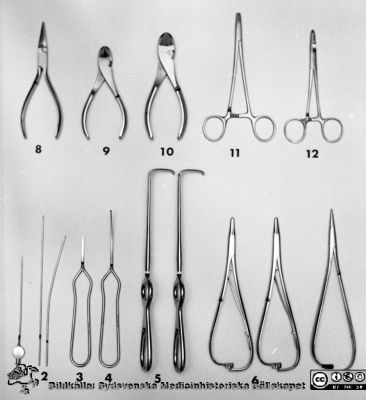 Instrumentsats för uppdukning på centraltandpolikliniken 1969
Pärm "USiL div. tagningar. 1960 och t.v."- Centraltandpol. 22/10, 1969. Tandl. Dahl, instrumentdukn. Från negativ.
1. Kanyl, rak
2. Kanyler, böjda långa utan ansats
3. Benpryl
4. Benpryl böjd enl. Hillerström
5. Hakar enligt Langenbeck
6. Nålförare
7. Specialtång
8. Flacktång
9. Avbitartång, kort
10. Avbitargång, lång
11. Wire loop forceps
12. Peang, rak grov
Nyckelord: Lund;Lasarett;Universitet;Universitetssjukhus;Dental;Tandläkare;Oral;Kirurgi;Instrument