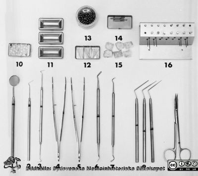 Instrumentsats för uppdukning på centraltandpolikliniken 1969
Pärm "USiL div. tagningar. 1960 och t.v.". Centraltandpol. 22/10 1969. Tandl. Dahl. instrumentdukn. Från negativ.
1. Spegel
2. Sond, rak
3. Sond, böjd
4. Pincett, tand
5. Pincett, klo
6. Planinstrument
7. Excavator
8. Rotkanalstoppare
9. Sax, spetsig
10. Bomullsbehållare
11. Medikamentkoppar
12. Behållare för papperspoints
13. Behållare för blyhagel
14. Behållare för borr
15. Tork, små
16. Hedströmsfilar, Kerrfilar, Millernålar, Lentuonålar
Nyckelord: Lund;Lasarett;Universitet;Universitetssjukhus;Dental;Tandpoliklinik;Tandläkare;Oral;Kirurgi;Instrument