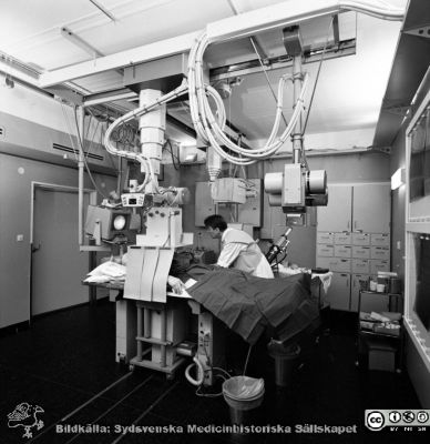 Röntgenläkaren Hans Olivecrona i ett angiografirum i Lund 1969
Pärm USiL div. tagningar 1960 och t.v. Angiolab RTG 1/9 1969. Från negativ. Röntgenläkaren är Hans Olivecrona.
Nyckelord: Lund;Lasarett;Universitet;Universitetssjukhus;Röntgen;Kärl;Angiografi;Rtg