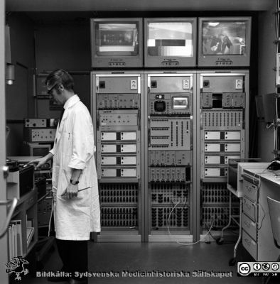 Elektronikrum på röntgenavdelningen i Lund 1969
Pärm "USiL div. tagningar. 1960 och t.v.". RTG 1969. Från negativ. Bildelektronikrum.
Nyckelord: Lund;Lasarett;Universitet;Universitetssjukhus;Röntgen;Rtg;Klinik;Video;Teknik