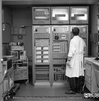 Elektronikrum på röntgenavdelningen i Lund 1969
Pärm "USiL div. tagningar. 1960 och t.v.". RTG 1969. Från negativ. Bildelektronikrum.
Nyckelord: Lund;Lasarett;Universitet;Universitetssjukhus;Röntgen;Rtg;Klinik;Video;Teknik