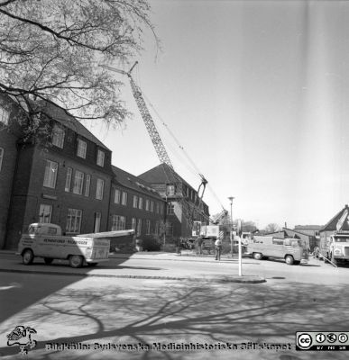 Forskningsbaracken på innergården i den tidigare medicinska kliniken tas bort
Pärm "USiL div. tagningar. 1960 och t.v.". Foto 1968. Från negativ. - Bildserien visar rimligen borttagningen av den barack med forskningsutrymmen som något decennium tidigare hade satts på en av mediciniska klinikens innergårdar. Medicinska klinkiken hade 1968 flyttat in i det nya centralblocket, vilket rimligen var anledningen till att baracken togs bort.
Nyckelord: Lund;Lasarett;Sjukhus;Universitet;Universitetssjukhus;Intern;Medicin;Klinik;Forskning;Barack