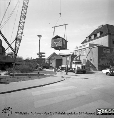 Forskningsbaracken på innergården i den tidigare medicinska kliniken tas bort
Pärm "USiL div. tagningar. 1960 och t.v.". Foto 1968. Från negativ. - Bildserien visar rimligen borttagningen av den barack med forskningsutrymmen som något decennium tidigare hade satts på en av mediciniska klinikens innergårdar. Medicinska klinkiken hade 1968 flyttat in i det nya centralblocket, vilket nog var orsaken till att baracken togs bort. Fil SMHS2665 kommer från samma negativ.
Nyckelord: Lund;Lasarett;Sjukhus;Universitet;Universitetssjukhus;Intern;Medicin;Klinik;Forskning;Barack