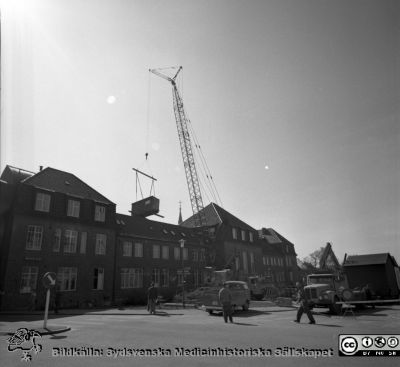 Forskningsbaracken på innergården i den tidigare medicinska kliniken tas bort
Pärm "USiL div. tagningar. 1960 och t.v.". Foto 1968. Från negativ. - Bildserien visar rimligen borttagningen av den barack med forskningsutrymmen som något decennium tidigare hade satts på en av mediciniska klinikens innergårdar. Medicinska klinkiken hade 1968 flyttat in i det nya centralblocket, och baracken behövdes inte mer.
Nyckelord: Lund;Lasarett;Sjukhus;Universitet;Universitetssjukhus;Intern;Medicin;Klinik;Forskning;Barack