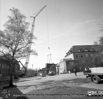 Forskningsbaracken på innergården i den tidigare medicinska kliniken tas bort
Pärm "USiL div. tagningar. 1960 och t.v.". Foto 1968. Från negativ. - Bildserien visar rimligen borttagningen av den barack med forskningsutrymmen som något decennium tidigare hade satts på en av mediciniska klinikens innergårdar. Medicinska klinkiken hade 1968 flyttat in i det nya centralblocket, och baracken behövdes inte mer.
Nyckelord: Lund;Lasarett;Sjukhus;Universitet;Universitetssjukhus;Intern;Medicin;Klinik;Forskning;Barack