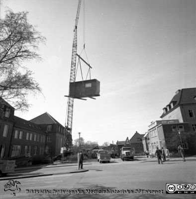 Forskningsbaracken på innergården i den tidigare medicinska kliniken tas bort
Pärm "USiL div. tagningar. 1960 och t.v.". Foto 1968. Från negativ. - Bildserien visar rimligen borttagningen av den barack med forskningsutrymmen som något decennium tidigare hade satts på en av mediciniska klinikens innergårdar. Medicinska klinkiken hade 1968 flyttat in i det nya centralblocket, och baracken behövdes inte mer.
Nyckelord: Lund;Lasarett;Sjukhus;Universitet;Universitetssjukhus;Intern;Medicin;Klinik;Forskning;Barack