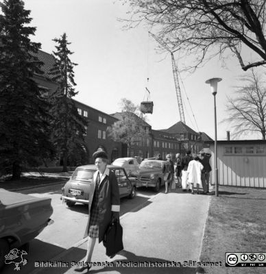 Forskningsbaracken på innergården i den tidigare medicinska kliniken tas bort
Pärm "USiL div. tagningar. 1960 och t.v.". Foto 1968. Från negativ. - Bildserien visar rimligen borttagningen av den barack med forskningsutrymmen som något decennium tidigare hade satts på en av mediciniska klinikens innergårdar. Medicinska klinkiken hade 1968 flyttat in i det nya centralblocket, och baracken behövdes inte längre. Se fil SMHS2667 som är kommer från samma negativ.
Nyckelord: Lund;Lasarett;Sjukhus;Universitet;Universitetssjukhus;Intern;Medicin;Klinik;Forskning;Barack