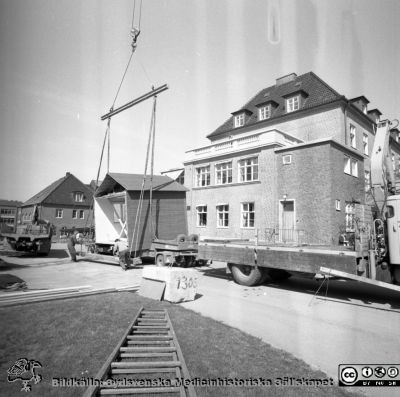 Forskningsbaracken på innergården i den tidigare medicinska kliniken tas bort
Pärm "USiL div. tagningar. 1960 och t.v.". Foto 1968. Från negativ. - Bildserien visar rimligen borttagningen av den barack med forskningsutrymmen som något decennium tidigare hade satts på en av mediciniska klinikens innergårdar. Medicinska klinkiken hade 1968 flyttat in i det nya centralblocket, och baracken behövdes inte mer.
Nyckelord: Lund;Lasarett;Sjukhus;Universitet;Universitetssjukhus;Intern;Medicin;Klinik;Forskning;Barack