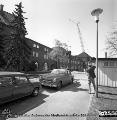 Forskningsbaracken på innergården i den tidigare medicinska kliniken tas bort
Pärm "USiL div. tagningar. 1960 och t.v.". Foto 1968. Från negativ. - Bildserien visar rimligen borttagningen av den barack med forskningsutrymmen som något decennium tidigare hade satts på en av mediciniska klinikens innergårdar. Medicinska klinkiken hade 1968 flyttat in i det nya centralblocket, och baracken behövdes inte mer.
Nyckelord: Lund;Lasarett;Sjukhus;Universitet;Universitetssjukhus;Intern;Medicin;Klinik;Forskning;Barack