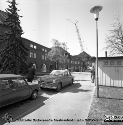 Forskningsbaracken på innergården i den tidigare medicinska kliniken tas bort
Pärm "USiL div. tagningar. 1960 och t.v.". Foto 1968. Från negativ. - Bildserien visar rimligen borttagningen av den barack med forskningsutrymmen som något decennium tidigare hade satts på en av mediciniska klinikens innergårdar. Medicinska klinkiken hade 1968 flyttat in i det nya centralblocket, och baracken behövdes inte mer.
Nyckelord: Lund;Lasarett;Sjukhus;Universitet;Universitetssjukhus;Intern;Medicin;Klinik;Forskning;Barack