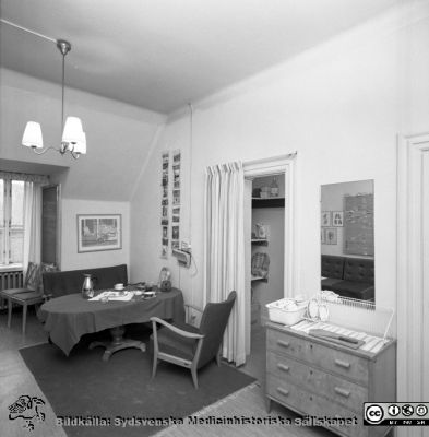 Från en serie bilder tagna 1968 när sjukvården efter mer än 100 år skulle lämna Gamla Kirurgen i Lund
Personalrum på narkosavdelning på gamla kirurgiska kliniken 1968. Från samma negativ som SMHS2550. Omärkt bild. Från negativ. Foto 1968. Rimligen med anledning av stängningen av kirurgiska kliniken inför överflyttning till norra lasarettsområdet.
Nyckelord: Lund;Lund;Lasarett;Universitet;Universitetssjukhus;Kirurgisk;Klinik;Anestesi;Narkos