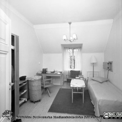 Från en serie bilder tagna 1968 när sjukvården efter mer än 100 år skulle lämna Gamla Kirurgen i Lund
Jourrum för narkosavdelningen. Gamla kirurgiska kliniken i Lund 1968. Från sasmma negativ som SMHS2544. Omärkt bild. Från negativ. Foto 1968. Rimligen med anledning av stängningen av kirurgiska kliniken inför överflyttning till norra lasarettsområdet.
Nyckelord: Lund;Lasarett;Universitet;Kirurgisk;Klinik;Anestesi;Narkos