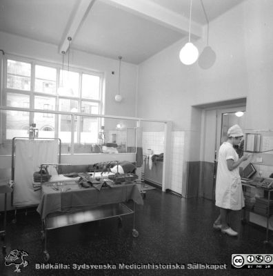 Förberedelserum med handtvättränna (vid fönstret), dåvarande kirurgiska kliniken i Lund 1968
Förberedelserum med handtvätt i en ränna av rostfri plåt vid fönstret, gamla kir. Lund 1968. Jfr bildfil SMHS2534,  tagen vid samma fototillfälle. 
Nyckelord: Lund;Lasarett;Universitet;Kirurgisk;Klinik;Operation